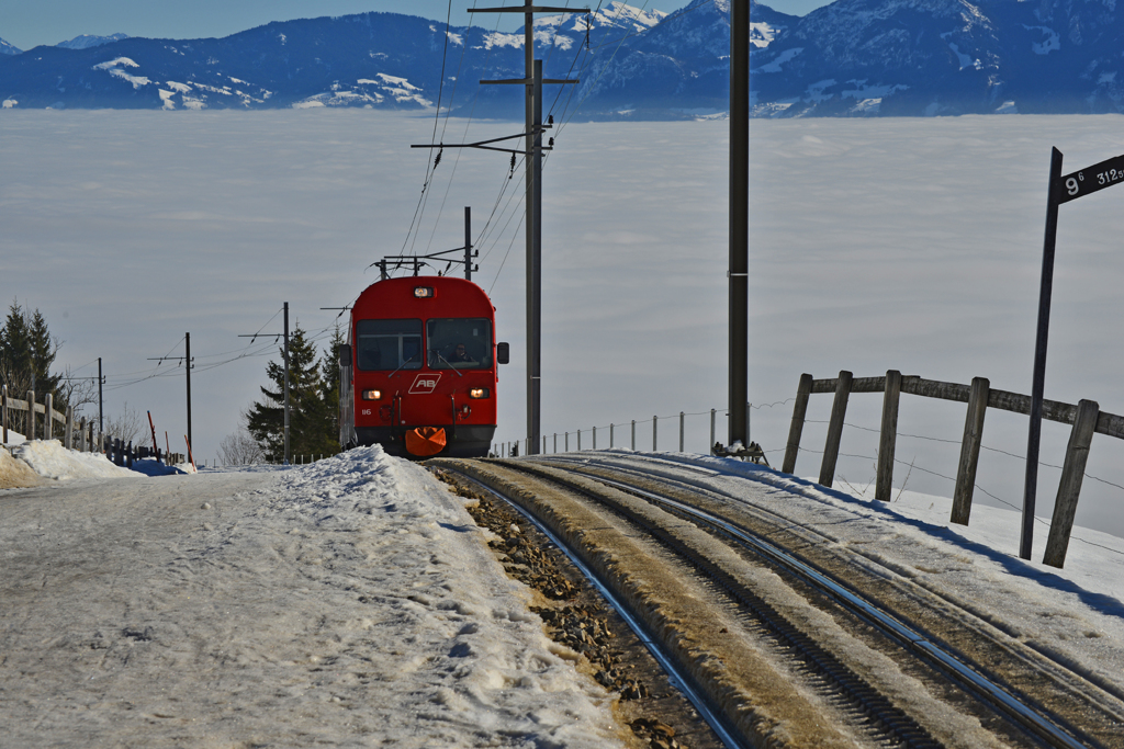 雲の上の赤い電車