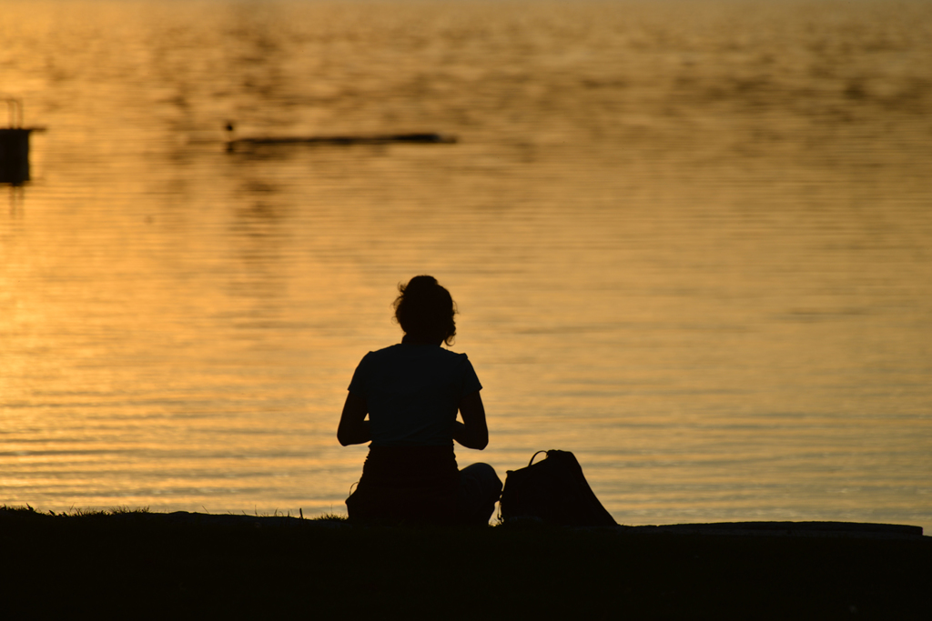 夕闇迫る湖畔で...
