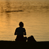 夕闇迫る湖畔で...
