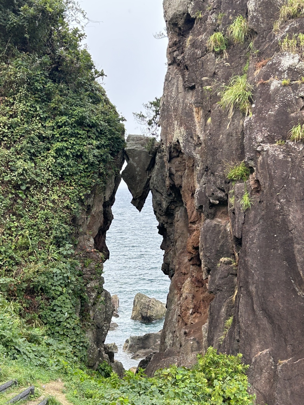 ハサミ岩