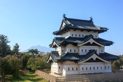 弘前城と岩木山