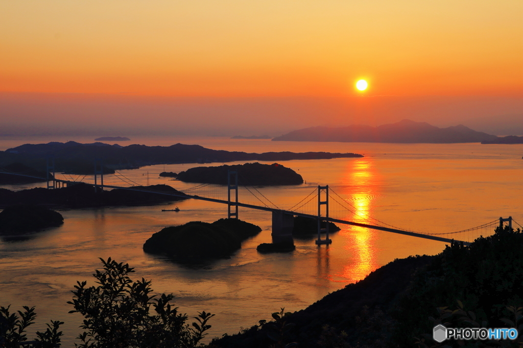 来島海峡大橋と夕日