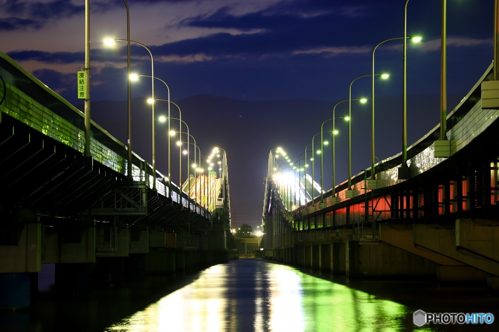 夜の琵琶湖大橋