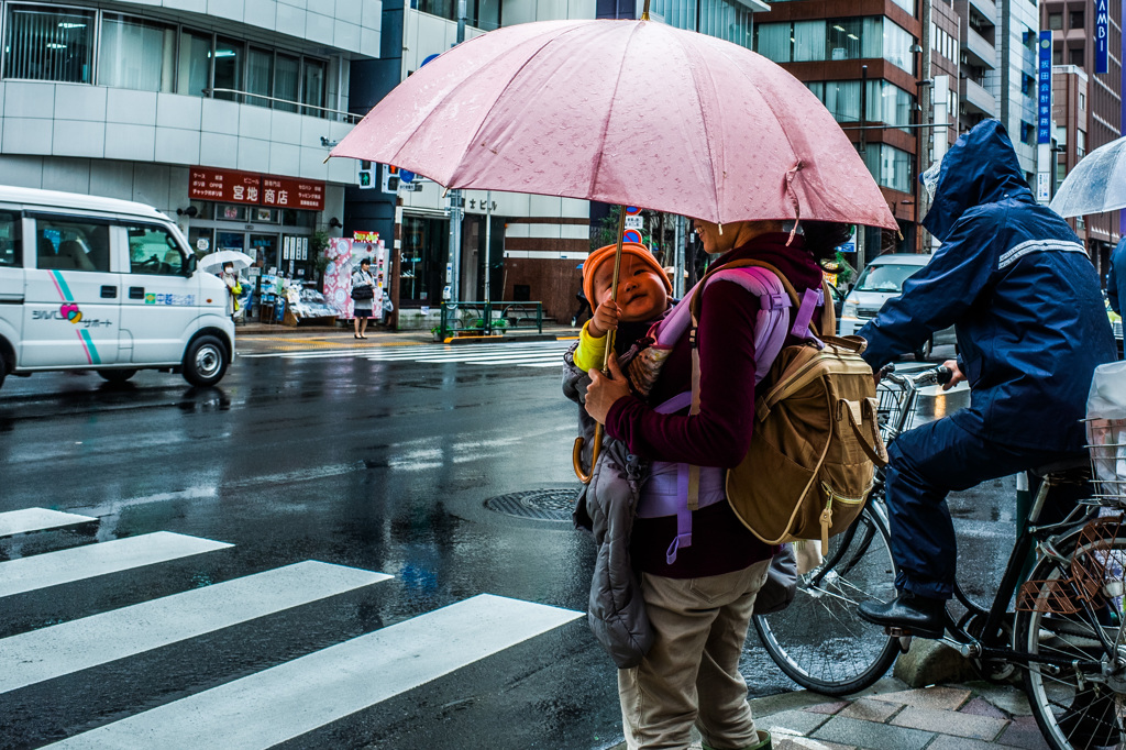 Put up an umbrella（Ueno snap #last）