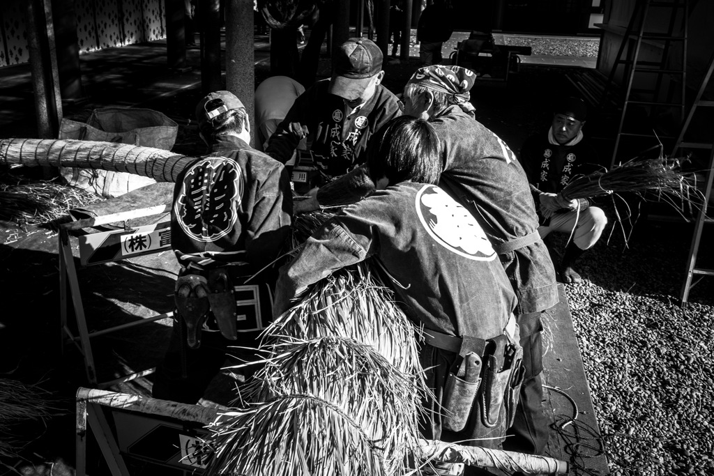 Making cogon grass ring