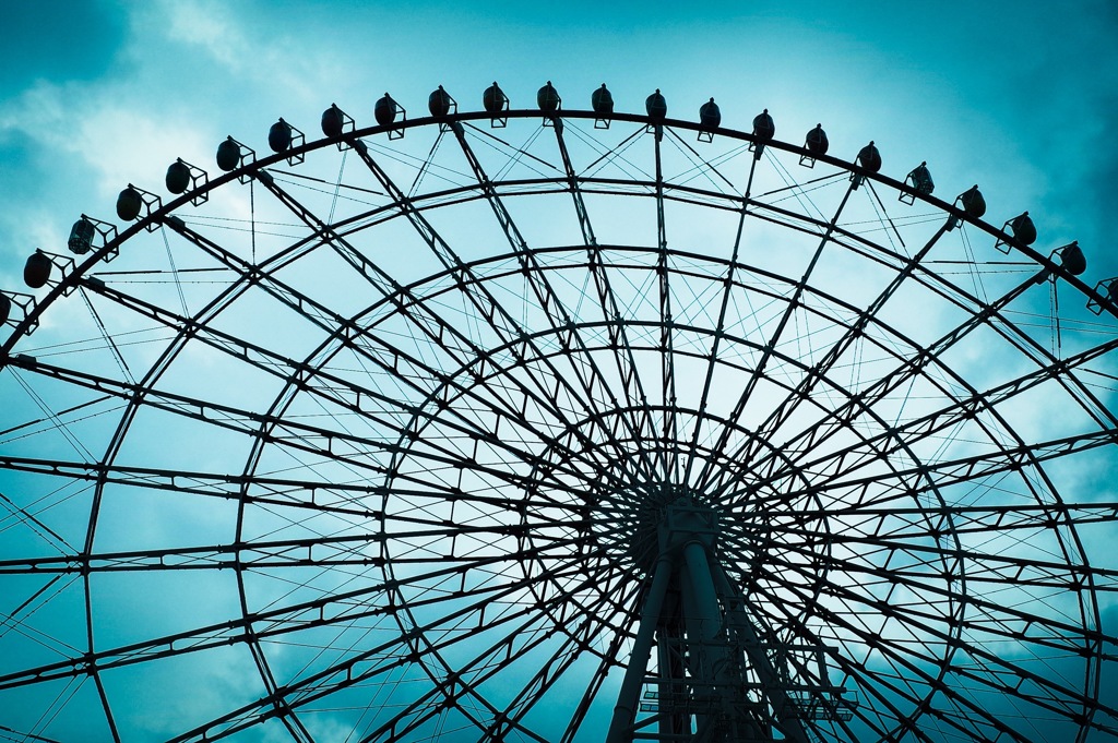 Ferris wheel on a cloudy day