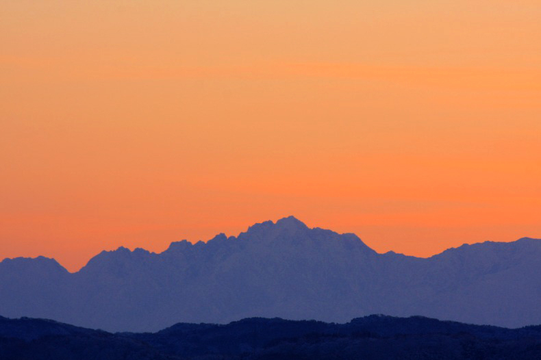 　　　朝焼けに浮かぶ剱岳