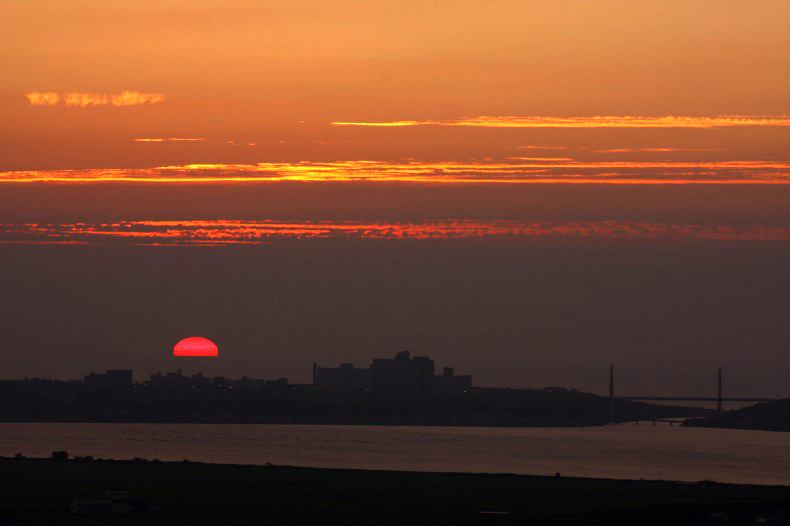 　　　夕陽沈む