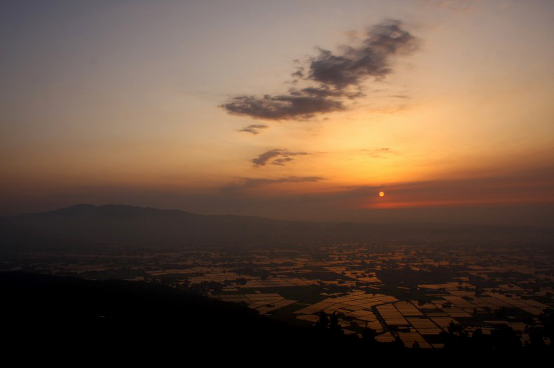 　　　夕陽の散居村