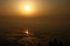 　　　夕陽射し込む