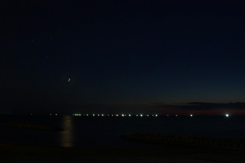 　　　漁火の海