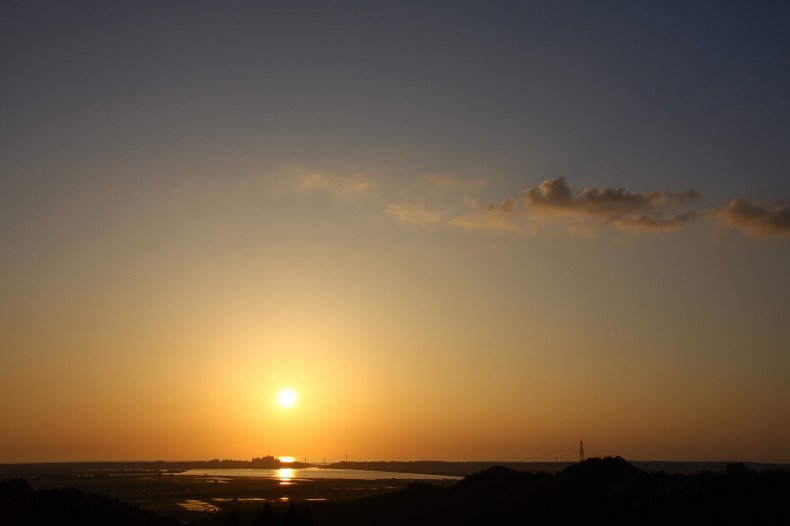 　　　夕陽潟を染めて