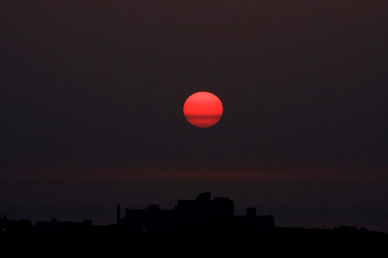 　　　赤い夕陽