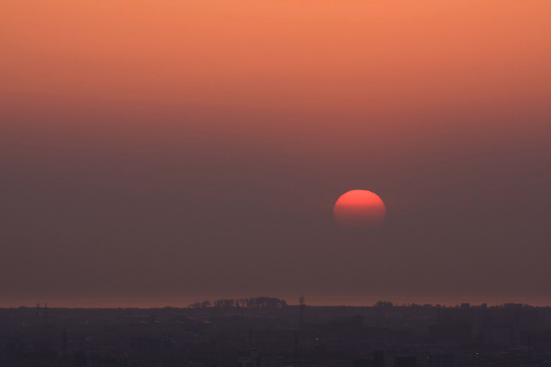 　　　夕陽かすむ