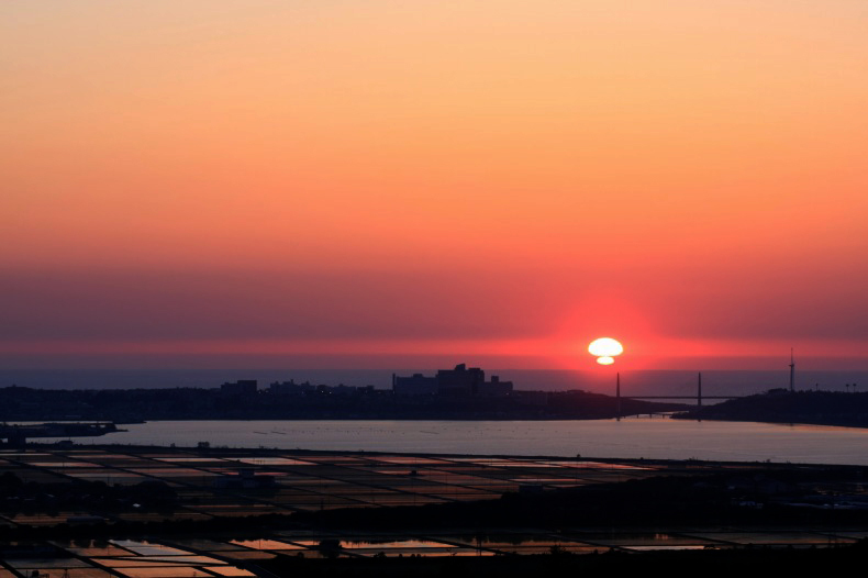 　　　ダルマ夕陽