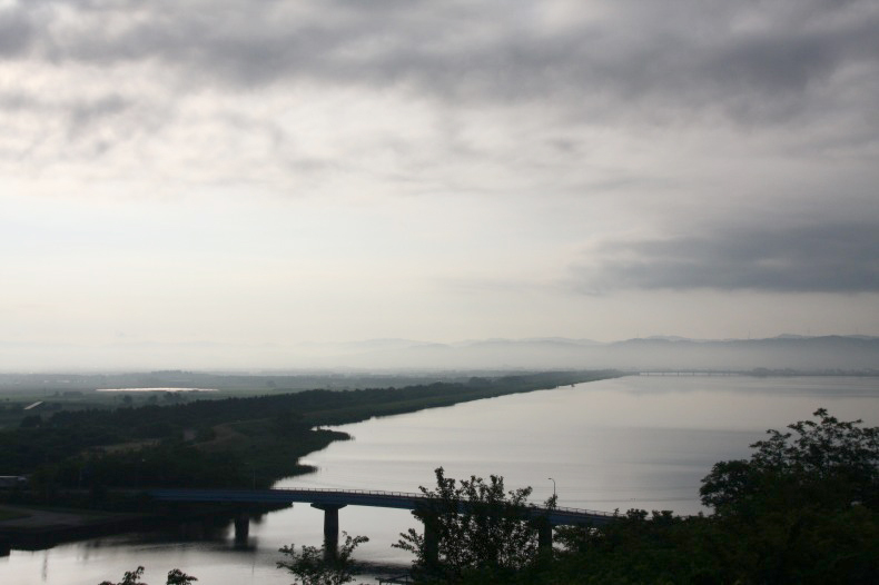 　　　朝霧立ち込める