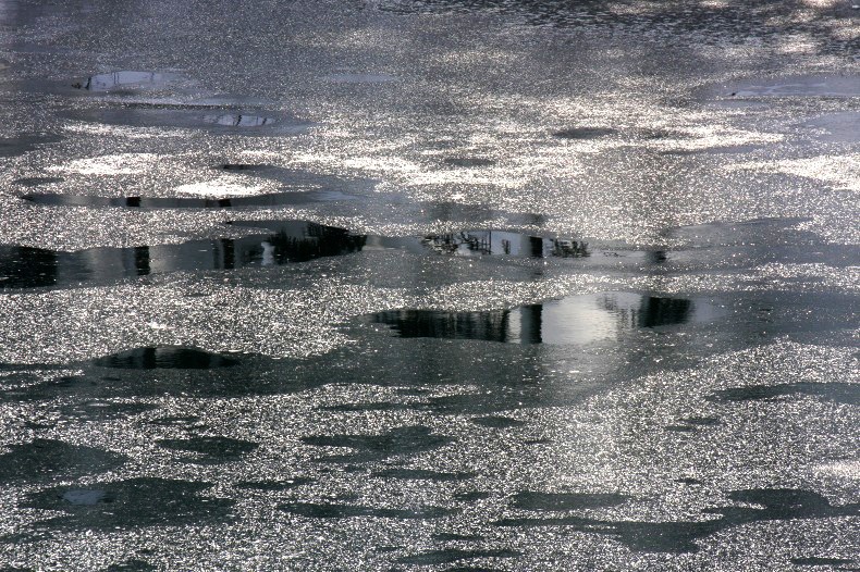 　　　薄氷溶ける