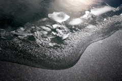 　　氷割れる