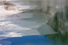 　　薄氷の湖