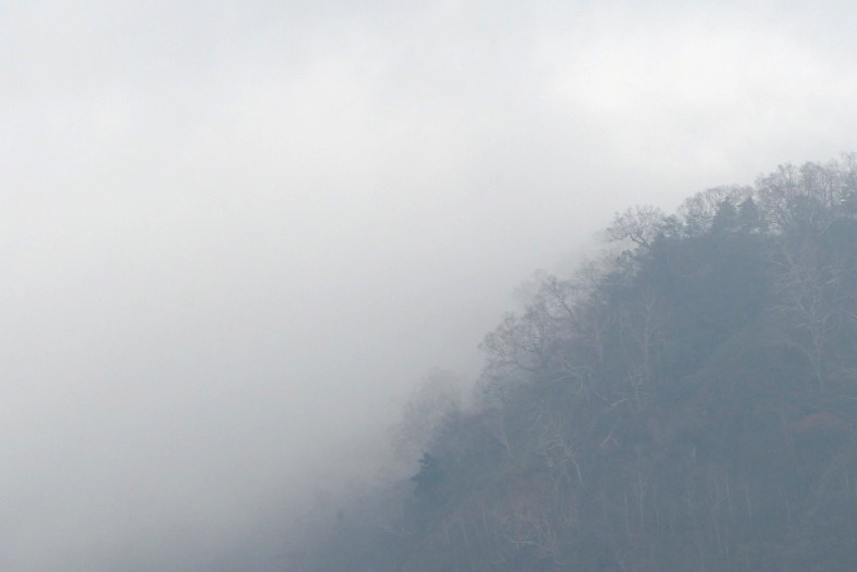 　　霧湧き立つ