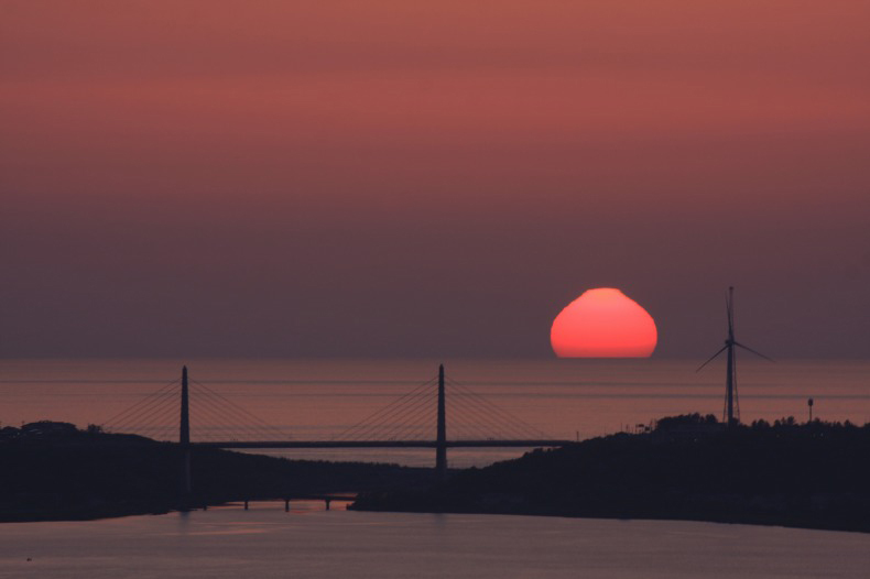 　　　変形夕陽沈む