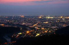 　　　夕暮れの町明かり