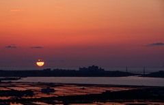 　　　夕陽着水