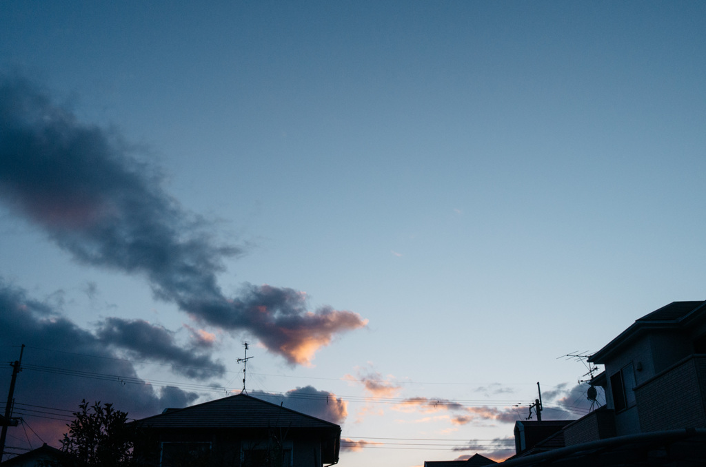 夕暮れの住宅地…