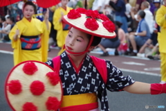 両手に頭に花笠