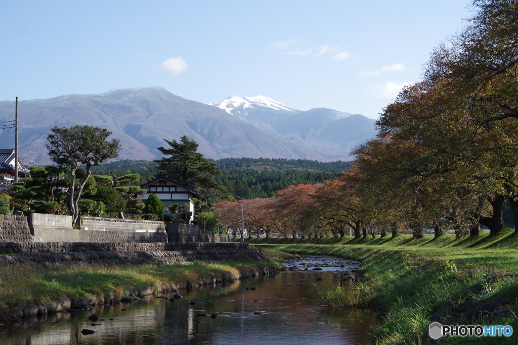 洗沢川の紅葉と鳥海山-1