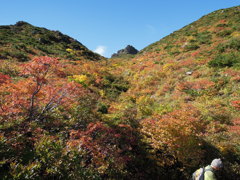 紅葉の中を下山