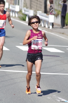 ハーフ女子トップの力走