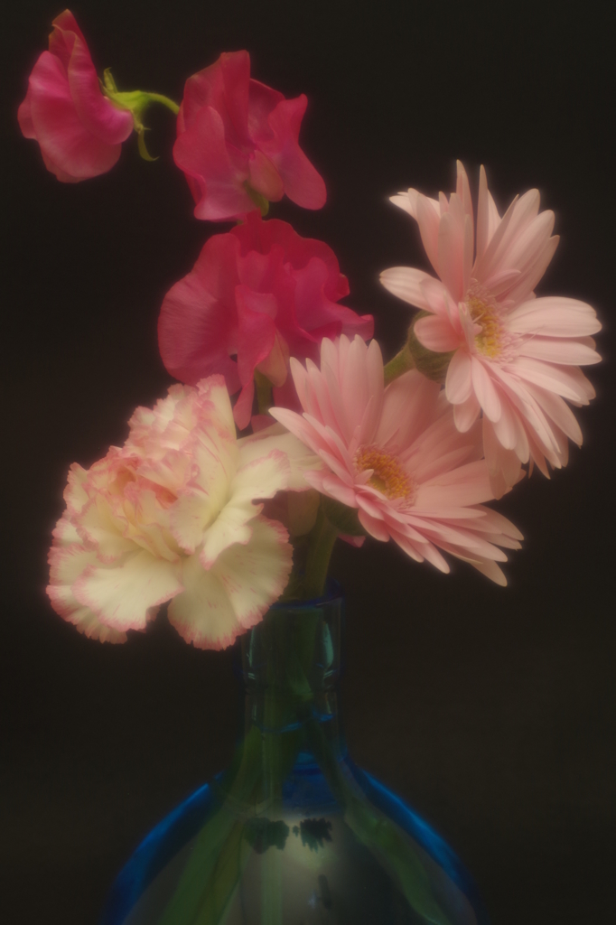 青い瓶と春の花-2