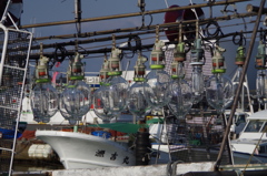 真昼のイカ釣り船-3
