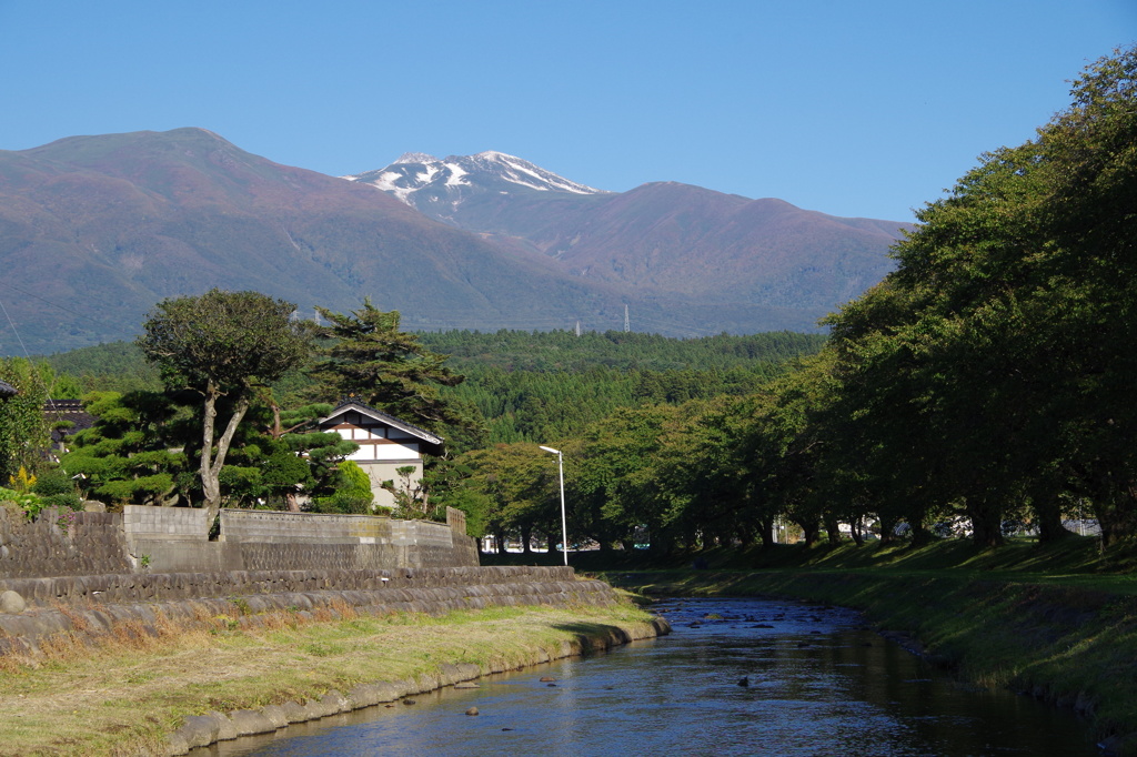 洗沢川と鳥海山・秋