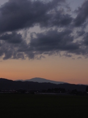 茜空と月山