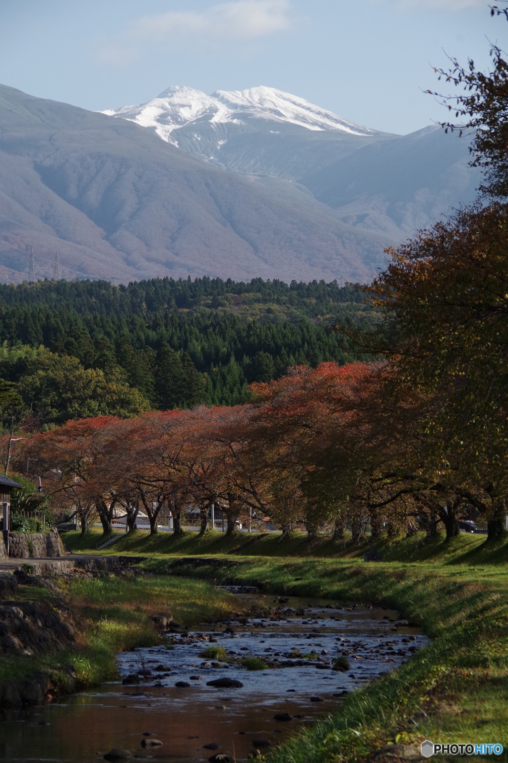 洗沢川の紅葉と鳥海山-2