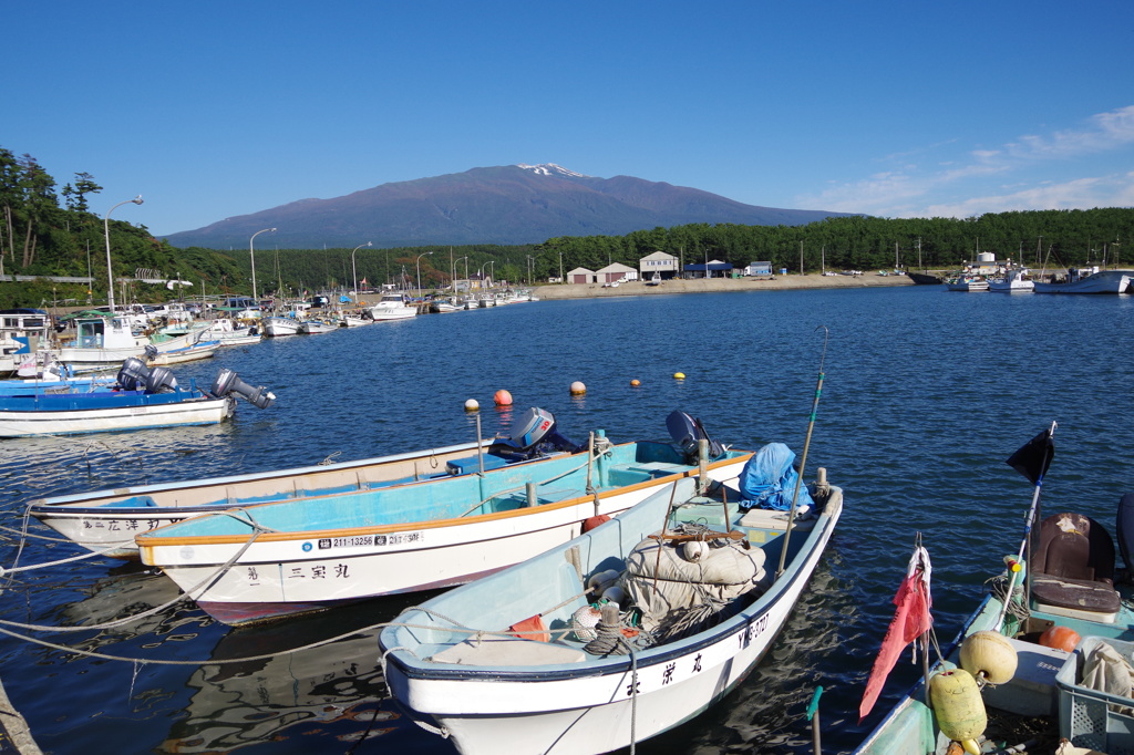 吹浦漁港から鳥海山を望む-4