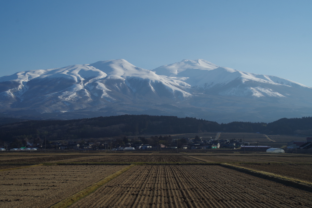 朝日が当たる鳥海山