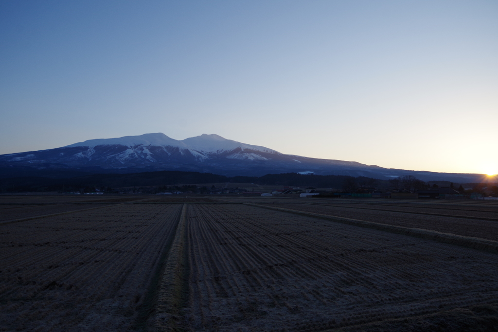 山裾に陽が上る