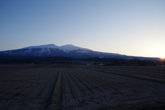 山裾に陽が上る
