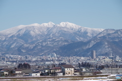 山形市を見下ろす白い雁戸山