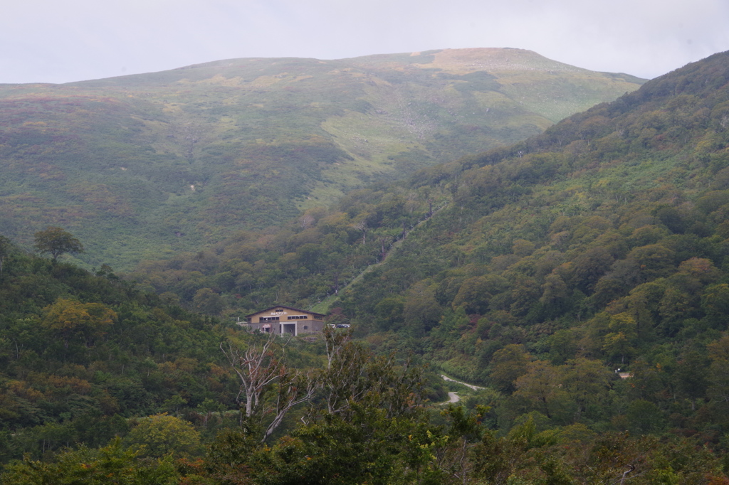 姥ヶ岳と月山スキー場リフト乗り場