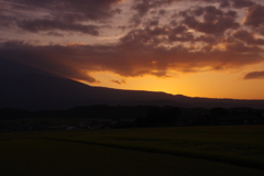 鳥海山の山裾の朝焼け