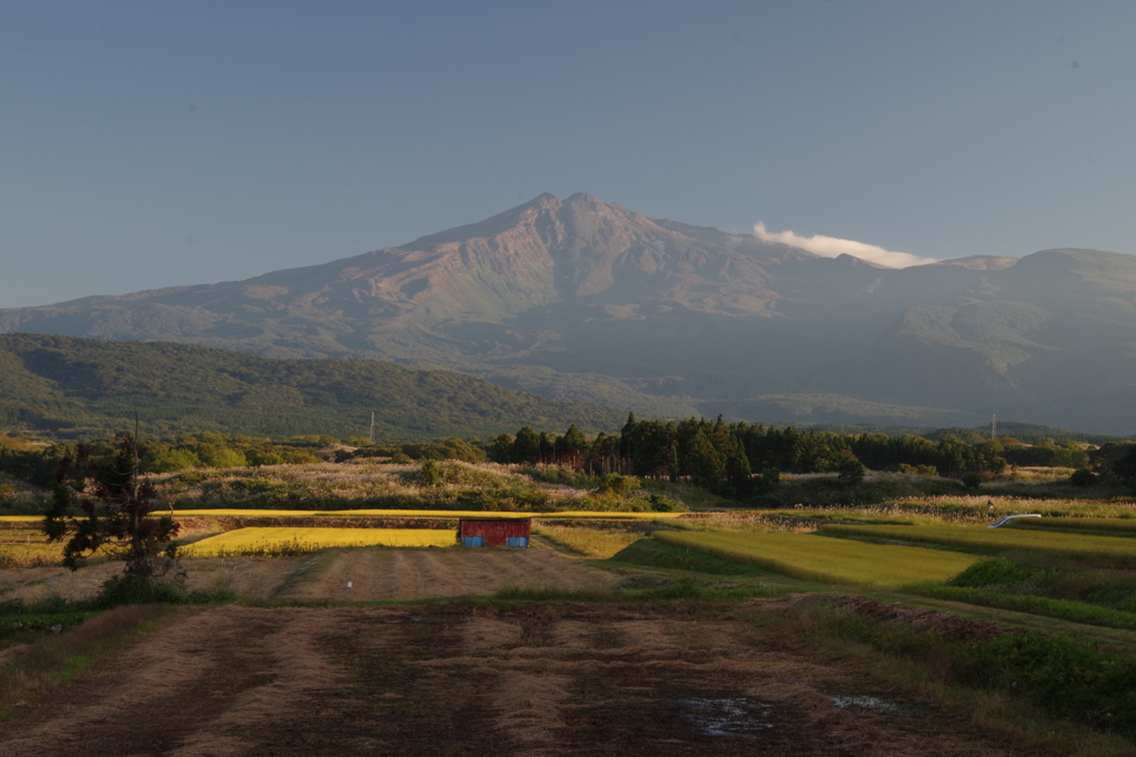 霞む鳥海山-2