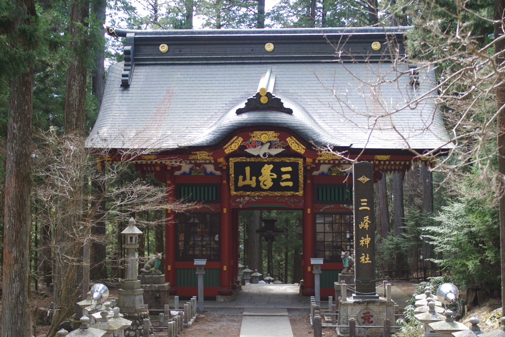 三峰神社随身門