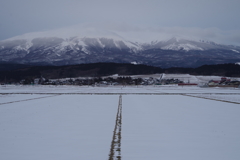 頭を隠した鳥海山