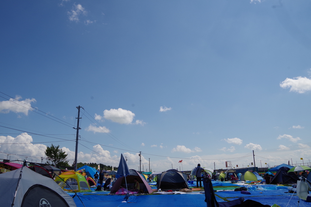 ひたすら暑い・青空と青いシート