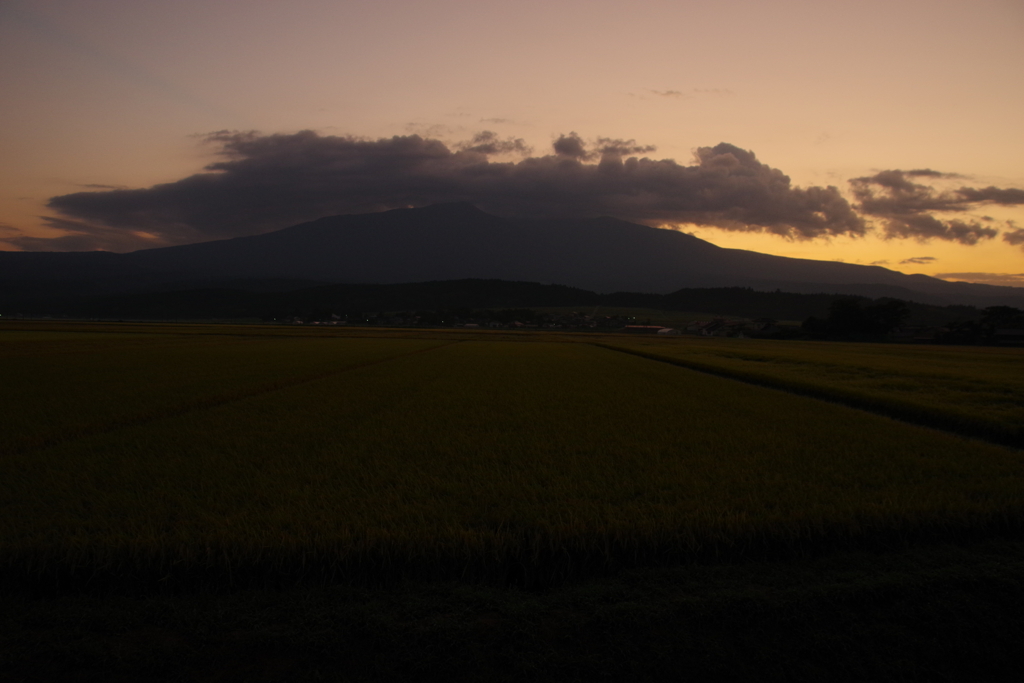 明け行く鳥海山-4