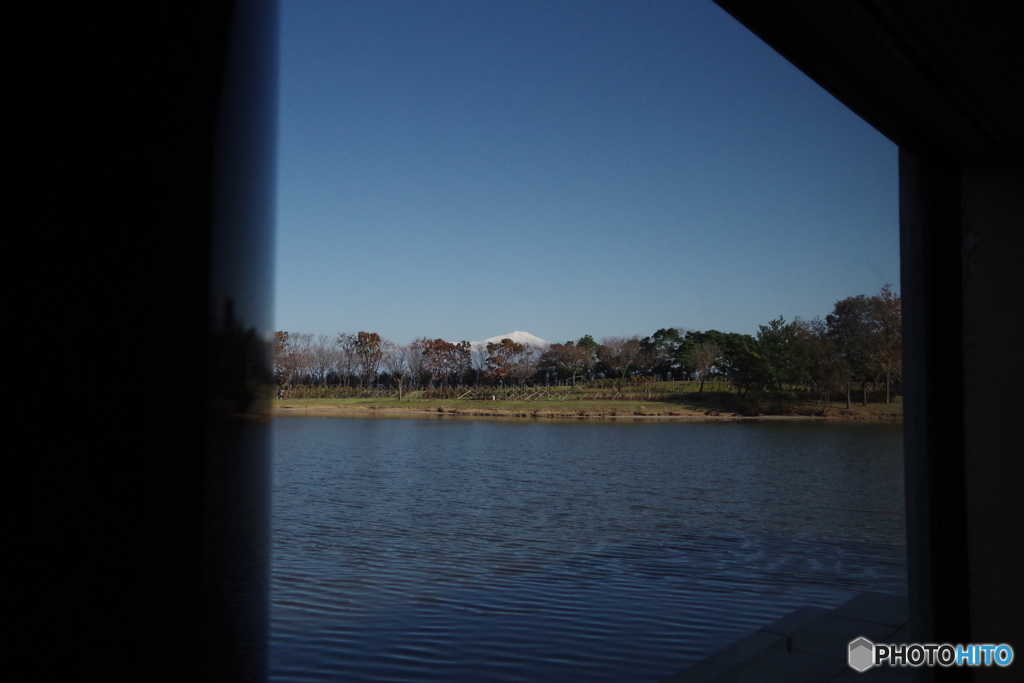 美術館の窓から鳥海山